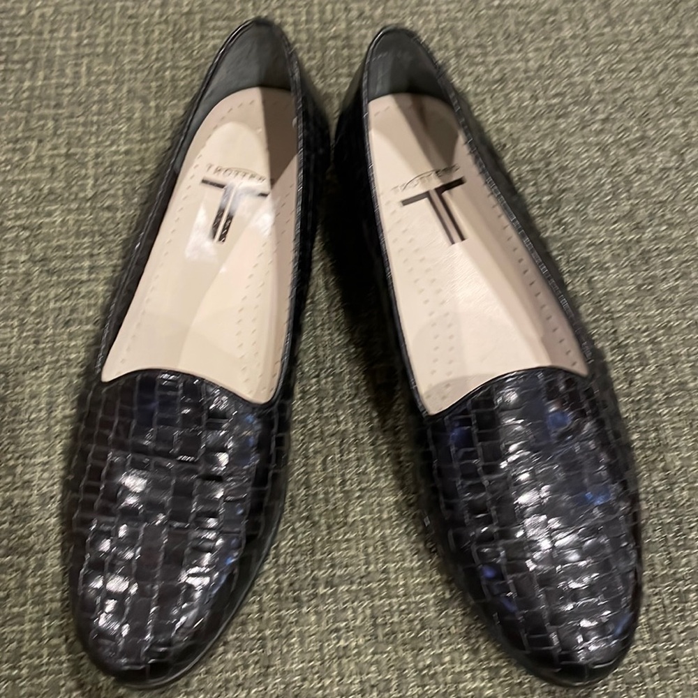 Trotters black leather flats (sz 7)